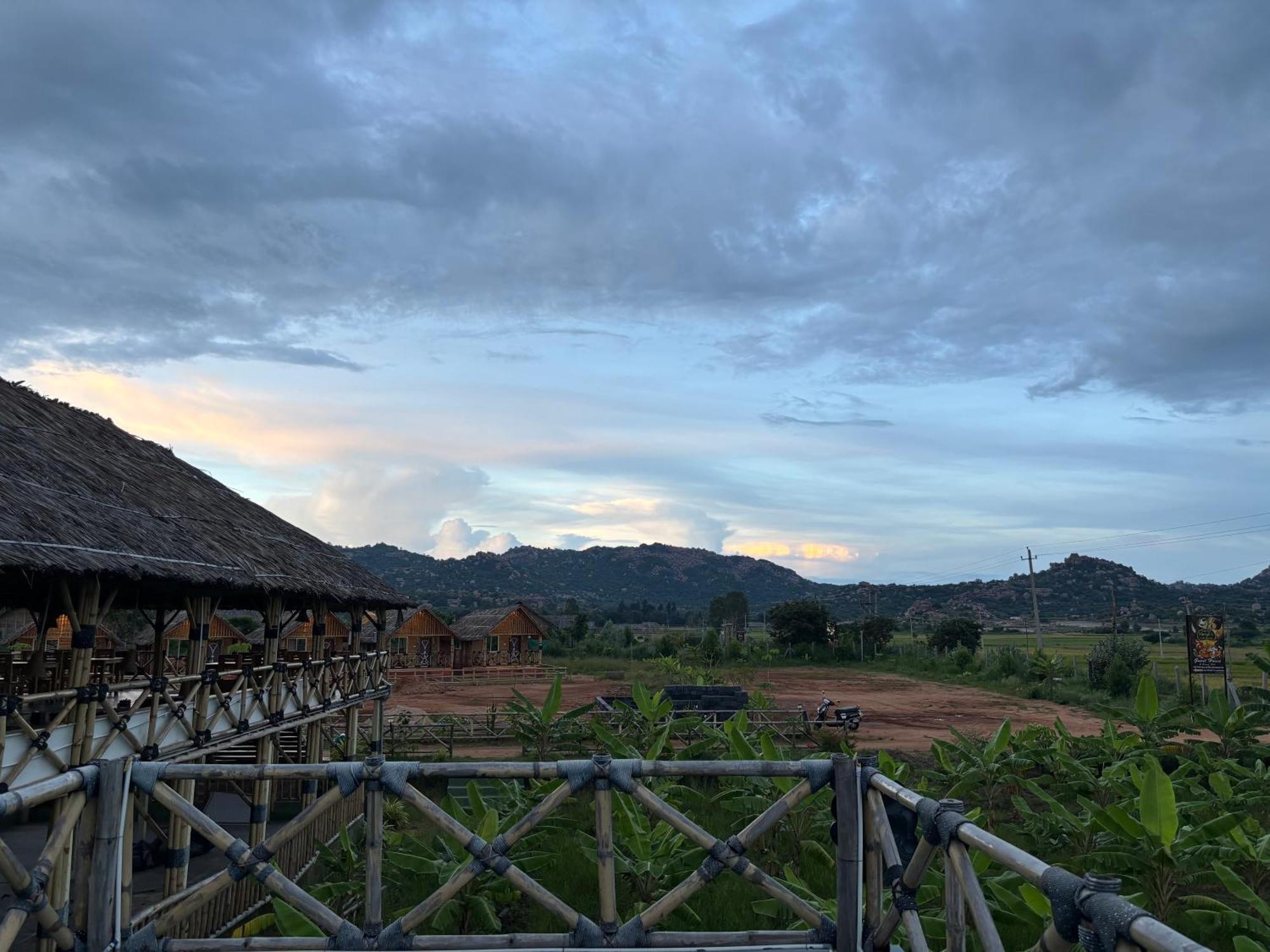 Mowgli'S Cafe Hampi & Guest House 外观 照片