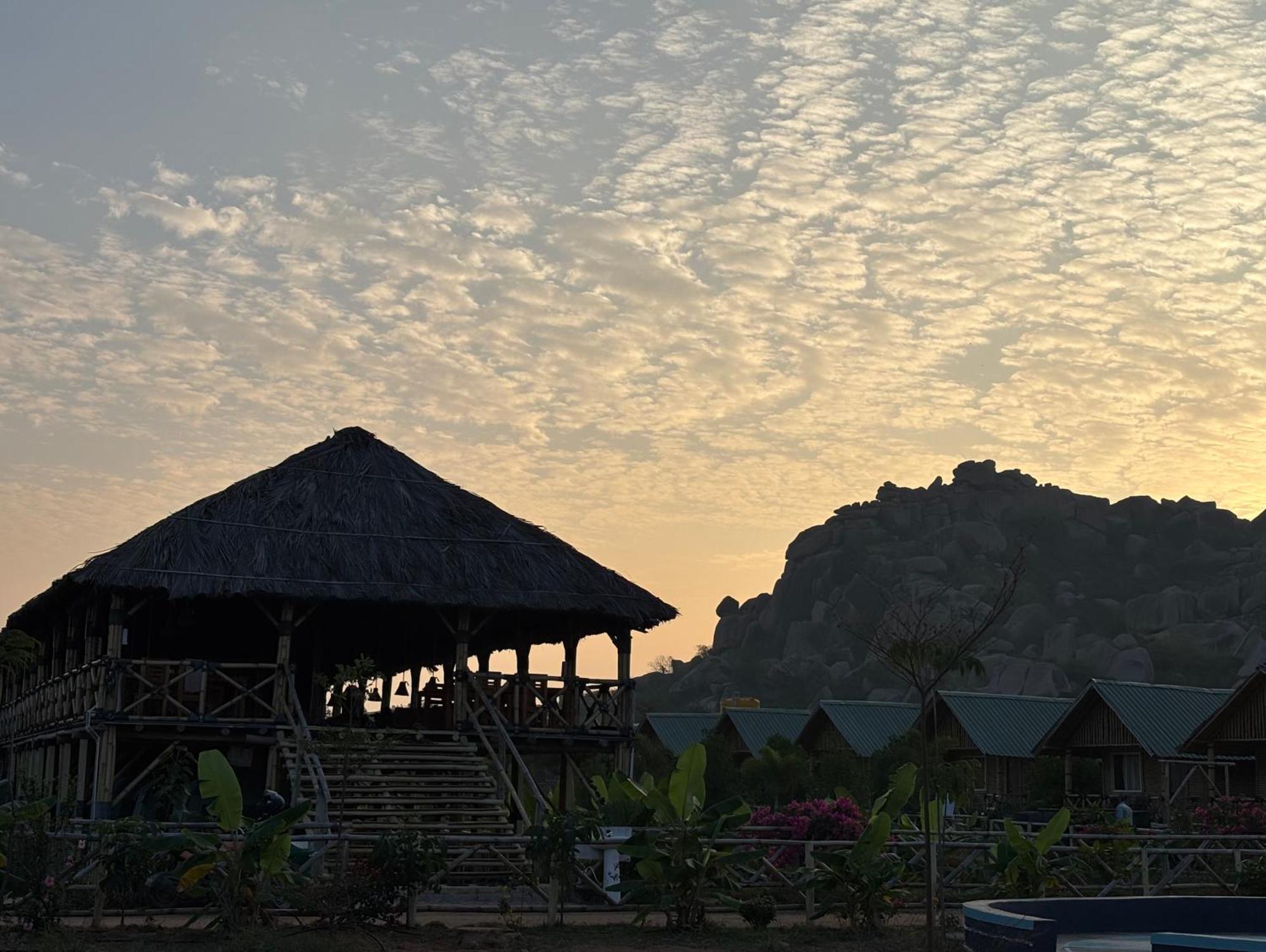Mowgli'S Cafe Hampi & Guest House 外观 照片