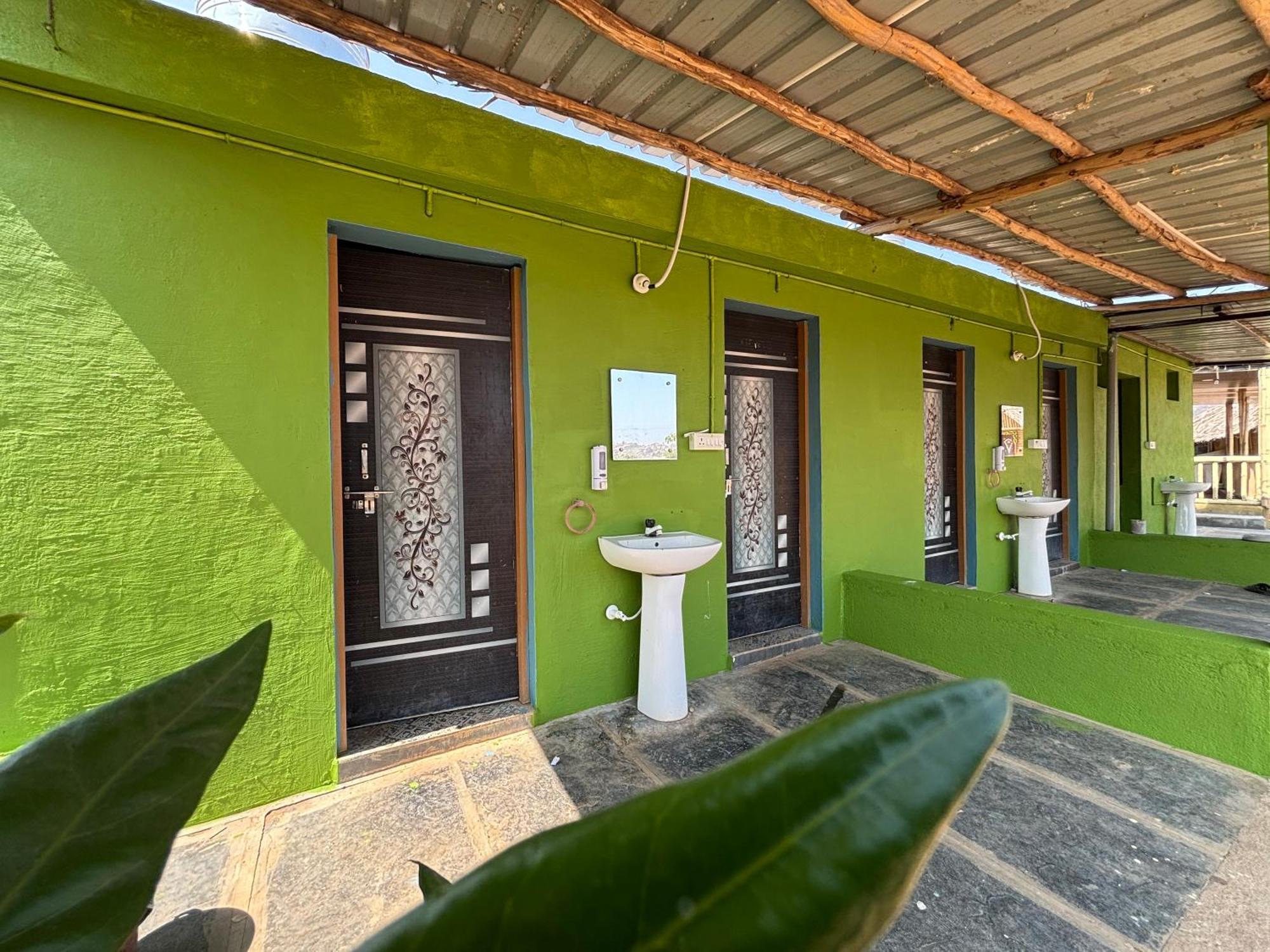 Mowgli'S Cafe Hampi & Guest House 外观 照片